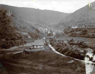 Burgruine und Dorf