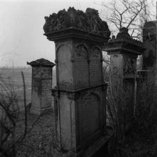 Altkaditzer Kirchhof : Grabmal für Johann Gottlob Findeisen. Sandstein (1848). Dresden-Kaditz, Altkaditzer Kirchhof