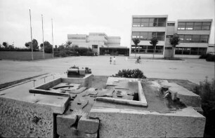 Freiburg: Adolf Reichwein-Schule, Vordergrund Brunnen, Außenansichten