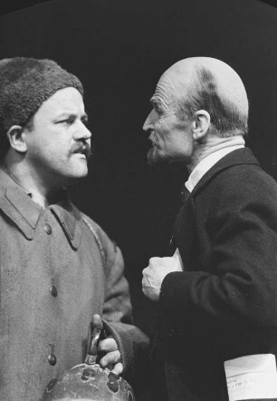 Szenenbilder aus "Der Mann mit dem Gewehr", Schauspiel von Nikolai Pogodin. Deutsches Theater Berlin, 12.10.1962