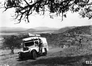 Expeditionsfahrzeug : Expeditions-LKW mit einem Expeditionsmitglied. Im Hintergrund ein Anhänger und weitere Expeditionsteilnehmer