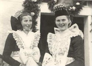 Braut und Brautführerin aus Radibor : Kleidung - katholische Tracht. Ort: Radwor / Radibor. Katholische Braut und Brautführerin (sorbisch: słónka).