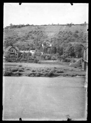 Blick über den Main an der Mainbrücke entlang nach Kreuzwertheim