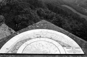 St. Odile: Orientierungstafel am Aussichtspunkt der Terrasse