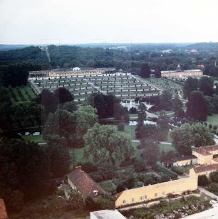 Schloss Sanssouci mit Weinbergterassen in Potsdam : Blickrichtung Nordosten