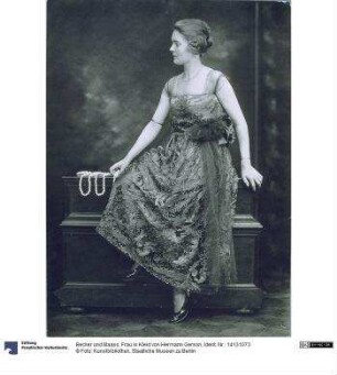 Frau in Kleid von Hermann Gerson