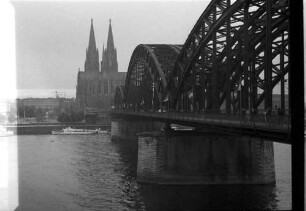Köln: Hohenzollernbrücke mit Dom, bei Sonnenaufgang