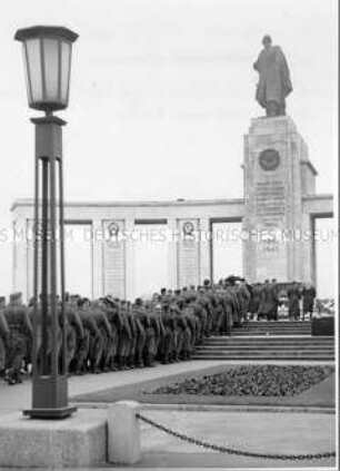 Das sowjetische Ehrenmal im Berliner Tiergarten am Tag der Roten Armee