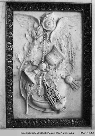 Altarreliefs : Seitentafel mit liturgischem Gerät