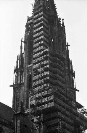 Freiburg: Turmtreppe im Gerüst