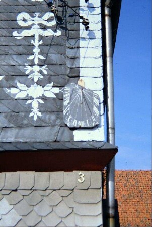 Detail Wohnhausgiebel Ehneser Str. 3: Sonnenuhr und Bemalung