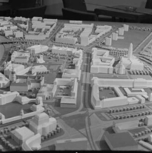 Weiterführung Aufbau Zentrum, diverse Modelle; Modell Rathaus; Modell Altmarkt, Prager Straße; Modell Pirnaischer Platz; Modell Fernsehturm