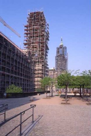 Baustelle Ständehaus, Bauphase Substanzsicherung / Wiederaufbau Dach. Nordseite und Turm mit Gerüst. Blick entlang der Brühlschen Terrasse zur Kathedrale (Turm eingerüstet) : Dresden-Altstadt, Schloßplatz 1. Baustelle Ständehaus, Bauphase Substanzsicherung / Wiederaufbau Dach. Nordseite und Turm mit Gerüst. Blick entlang der Brühlschen Terrasse zur Kathedrale (Turm eingerüstet)