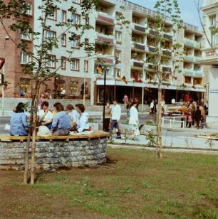 Straßenansicht mit Passanten und Sitzbänken, Anlage am Denkmal für den Flugpionier Lilienthal