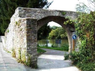 Stadtbefestigung-Ansicht im Ostnordosten-Stadtmauer mit ehemaligem Tränktor zum Neckar (erhaltener Außenbogen-Rest im 18 Jh abgetragen) über Stadtseite