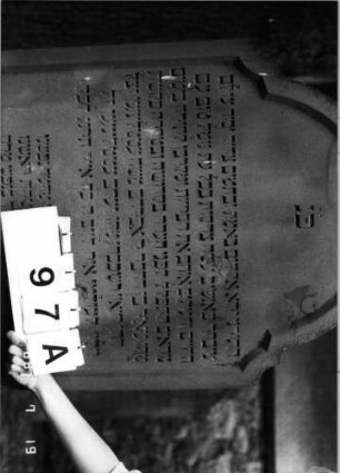 Grabstein 97 (Index: 100094806) Material: Sandstein Zustand: gut Maße HxBxT: 176x75x16 cm Beschreibung: Stele, Sockel, doppelt eingezogener Rundbogenabschluß, Schriftfeld eingetieft Besonderheit: langes Lobgedicht: Grabstein 97A