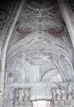 Scheinarchitektur und dekorative Elemente