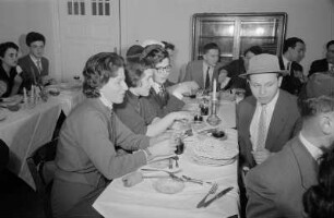 Jüdische Studentinnen und Studenten während einer Seder-Feier