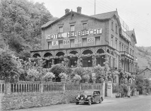 Seitenansicht vom Hotel Herbrecht in Bacharach mit Gartenterrasse