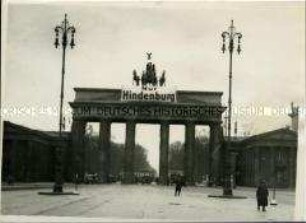 Wahlwerbung für Hindenburg am Brandenburger Tor zur Reichspräsidentenwahl