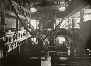 Oybin, Bergkirche (1708, 1734). Inneres im Jubiläumsschmuck gegen Kanzelaltar