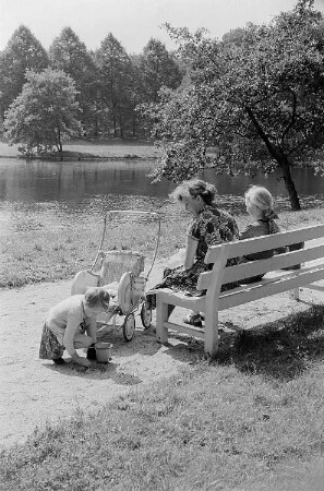 Eine Mutter mit zwei Töchtern im Park an der Weißen Elster