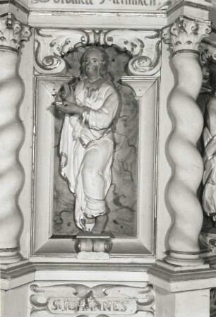 Kanzel : Kanzel. Holz, weiß und golden gefasst. 1666. Detail: Apostel Johannes vom Kanzelkorb. Haldensleben, Stadtkirche