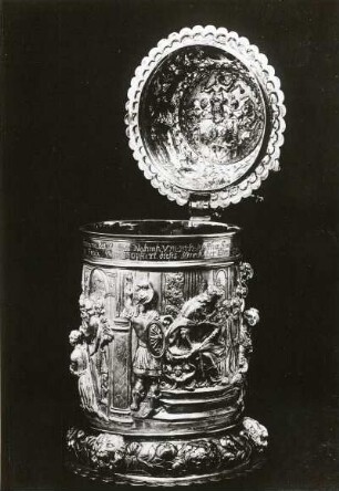 Deckelkanne aus dem Kirchenschatz von Heltau (Goldschmiedearbeiten) : Deckelkanne (von S. Hann) aus dem Kirchenschatz von Heltau (Goldschmiedearbeiten). Hermannstadt: Bruckenthal'sches Museum
