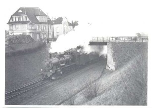 Dampfzug unter der Brücke Woldemarstraße. Detmold. Lok der Reichsbahnreihe 38 (frühere preußische P8), Fahrt Richtung Remmighausen