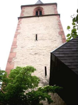 Kirchturm von Süden in den Mittelgeschossen mit Schlitzscharten sowie Glockenstube mit Gotischem Maßwerkfenster