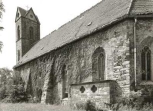 Breunsdorf. Dorfkirche (1883). Ansicht von Südosten mit Chorfenstern (15. Jahrhundert), Zustand nach Räumung für Kohleabbau