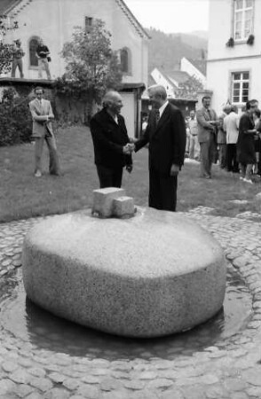 Sulzburg: Einweihung Otto Ernst Sutter-Brunnen; Bürgermeister und Bildhauer Weber am Brunnen