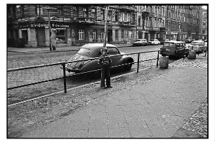 Ein Junge am Straßengeländer