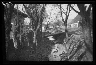 Odobești (=Rumänien): Bachlauf mit Niedrigwasser, im Hintergrund 2 Übergänge
