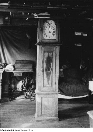 Sohland an der Spree. Weberkate Nummer 168 (19. Jahrhundert?). Innenraum mit Bettstelle, Nähmaschine und Standuhr