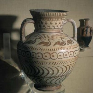 Rhodos, Archäologisches Museum. Doppelhenkelvase des Fikellura-Typs, 6. Jh. v. Chr. Ostgriechische Gattung, gelblicher Überzug und braune Bemalung