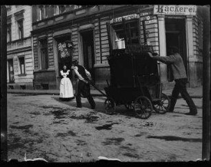 Ohne Titel (Hirtenstraße 8, Männer mit Handkarren)