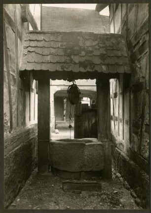 Ziehbrunnen mit Holzpfosten