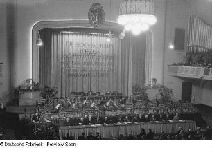 Fritz Selbmann am Rednerpult und Bühne