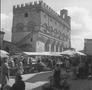 Orvieto, Markttreiben vor dem Palazzo del Capitano del Popolo