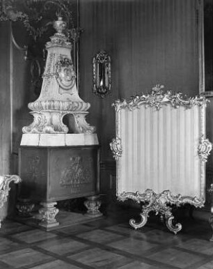 Ofen : Ofen. Gusseisen, Fayence (1723). Ansicht mit Ofenschirm. Rudolstadt. Schloss Heidecksburg, Grünes Eckkabinett