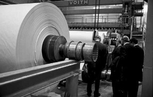 Inbetriebnahme der größten Papiermaschine des EWG-Raumes bei der Firma Holtzmann & Cie AG in Maxau