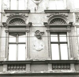 Cottbus, Straße der Jugend 158. Wohn-und Geschäftshaus (um 1890). Mittelfenster (2. OG)