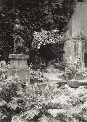 Windischleuba, Schlosspark, Partie mit allegorischer Figur und Schmuckvase