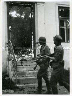 Soldaten vor einem brennenden Gebäude in Chisinau