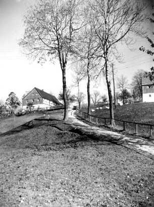 Schönfeld (Thermalbad Wiesenbad-Schönfeld). Ortsteilansicht mit Wohnhaus (Gehöft ?)