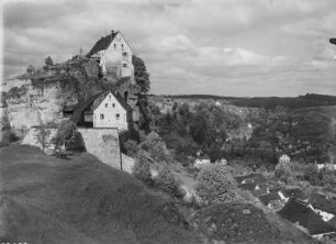 Burg Pottenstein : Pottenstein. Burg Pottenstein. Blick von der Burgstraße zur Kreuzbergkapelle