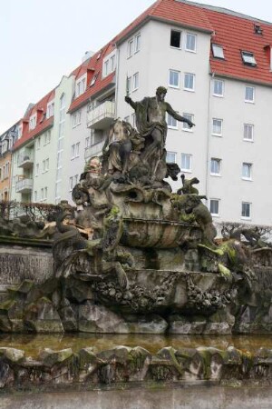 Neptunbrunnen : Neptunbrunnen. Sandstein; Breite ca. 40 m (1746; L. Mattielli; Z. Longuelune). Dresden-Friedrichstadt, Garten des Marcolini-Palais