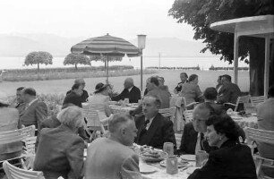 Schiffahrt zur Insel Mainau: Tisch mit William P. Murphy, Gräfin Karin Bernadotte in Profilansicht; en face H. F. Kiderlen (rechts am Tisch), A. Zwisler (links am Tisch)