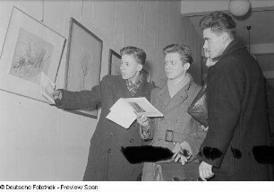 Vier Besucher in der Laienkunst-Ausstellung im Grassimuseum